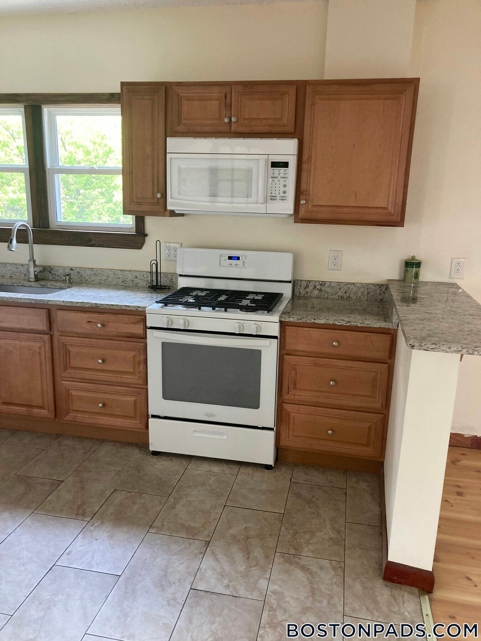 Building Photo - 569 Main St