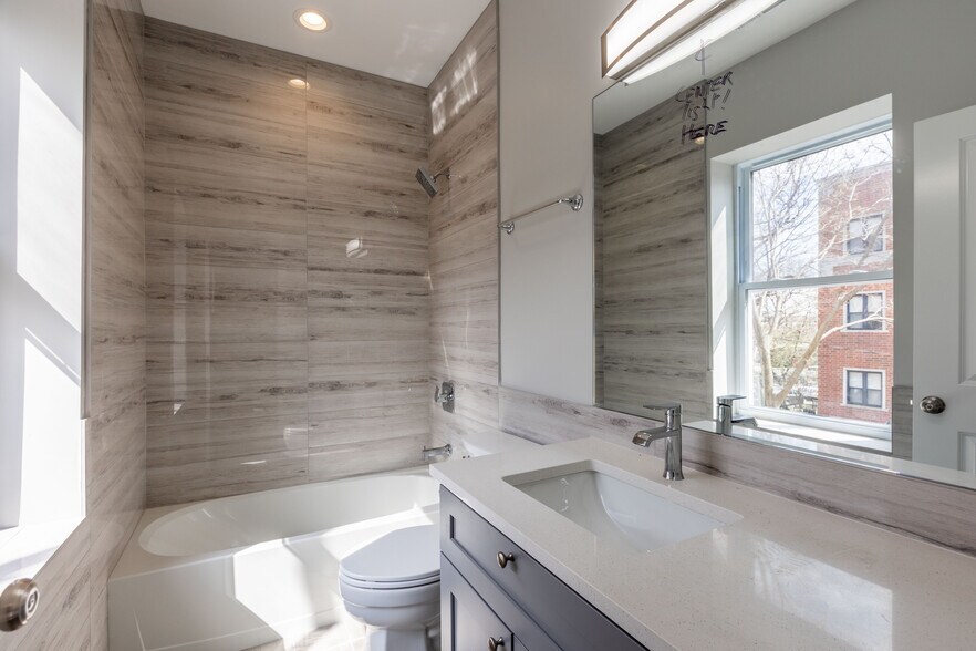 Building Photo - 3136 N Oakley Ave