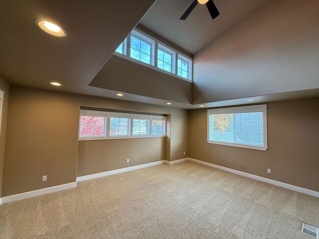 Building Photo - Stunning large 3 bedroom plus bonus rooms ...