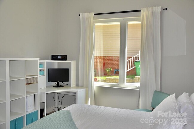 Building Photo - 916 Westbrook Dr