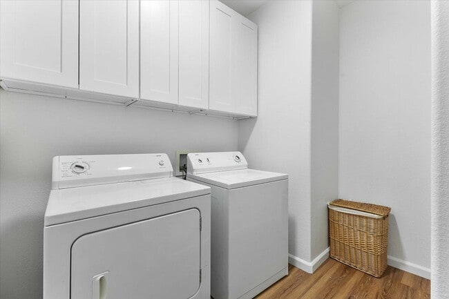 Building Photo - 302 Laurel Ct