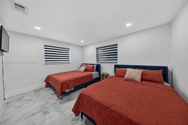 Building Photo - 3130 SW 16th St