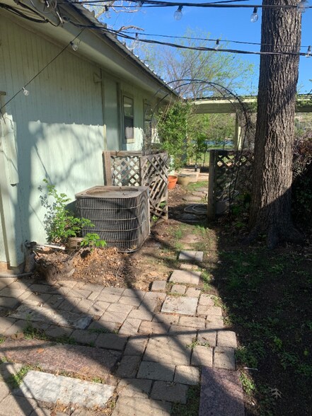 Building Photo - 600 Lakeshore Dr