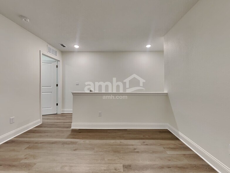 Building Photo - 11632 Hillside Dr
