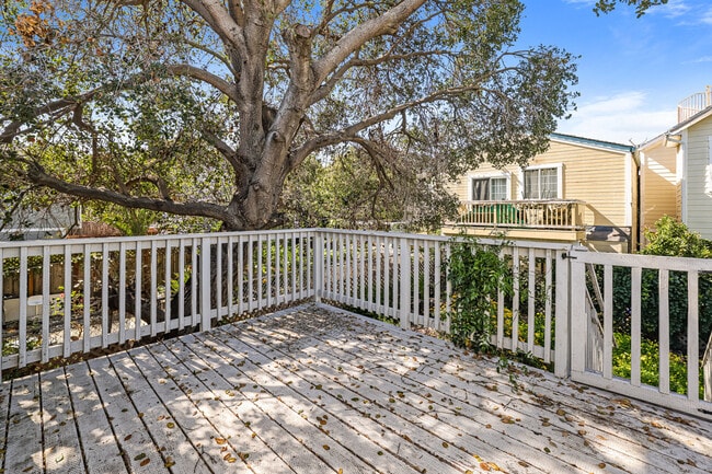 Building Photo - 875 Wood St