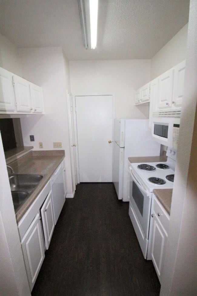 Building Photo - Edgecreek Condo