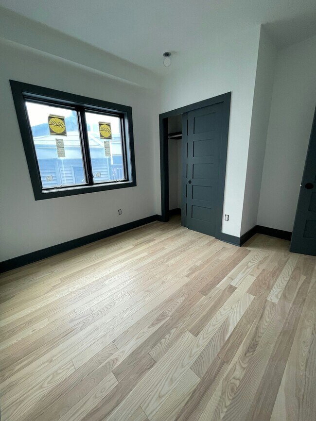 Building Photo - 555 N Lawrence St