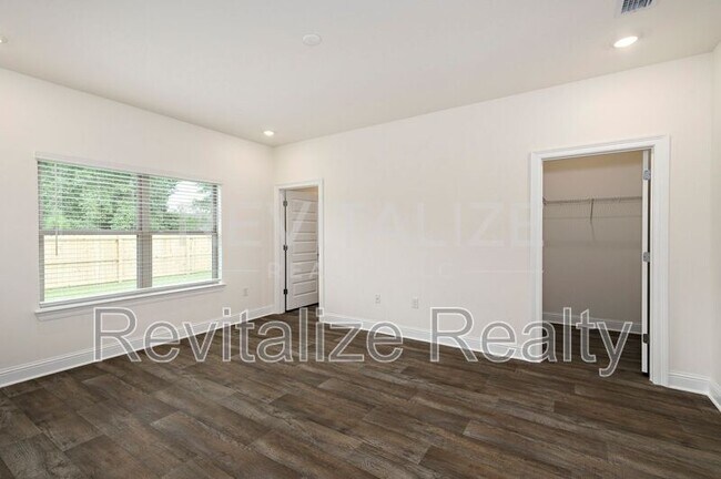 Building Photo - 13330 Shea Cir