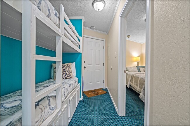 Building Photo - 6102 Seawall Blvd