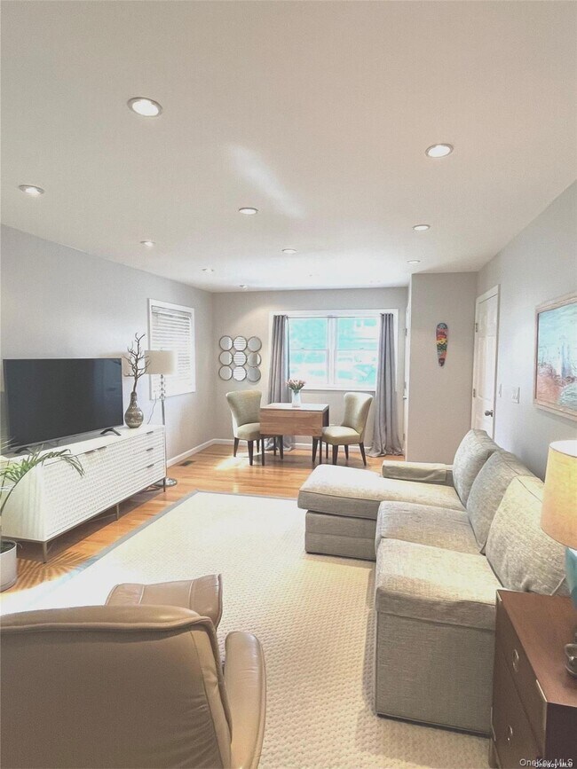 Building Photo - 442 E Beech St