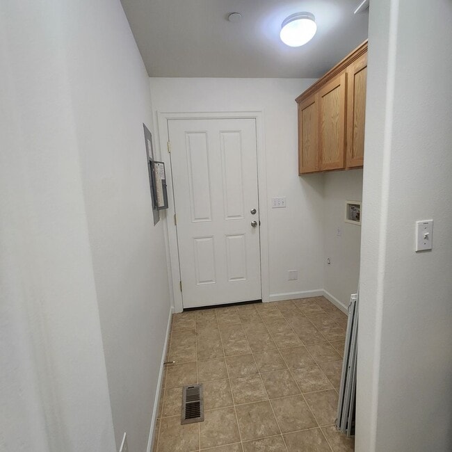 Building Photo - 3 Bedroom House Available in Quiet Astoria Neighborhood!