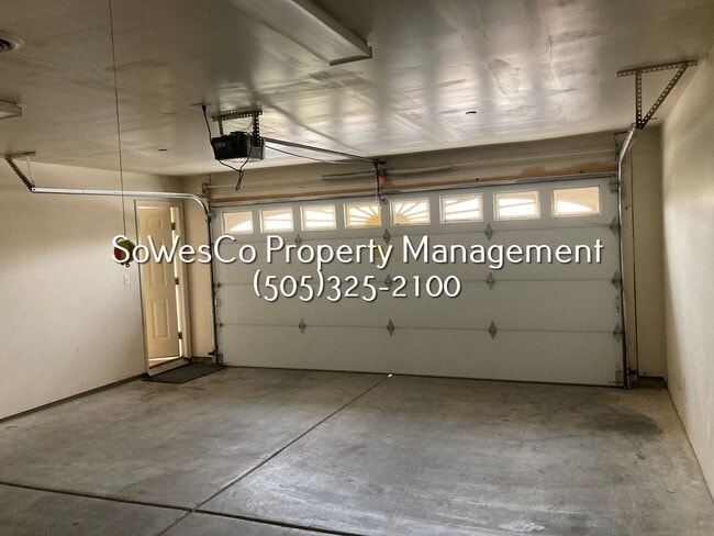 Building Photo - 3 Bedroom 2 Bath - three story home with Garage