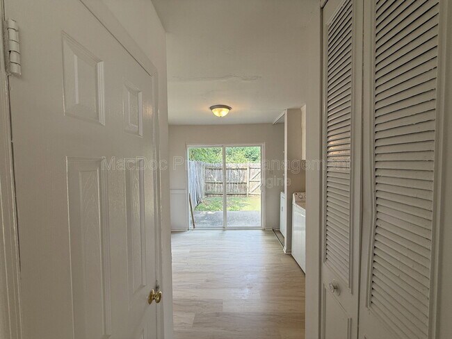 Building Photo - 809 Denton Cir