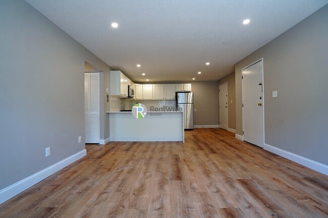 Building Photo - 965 Fellsway