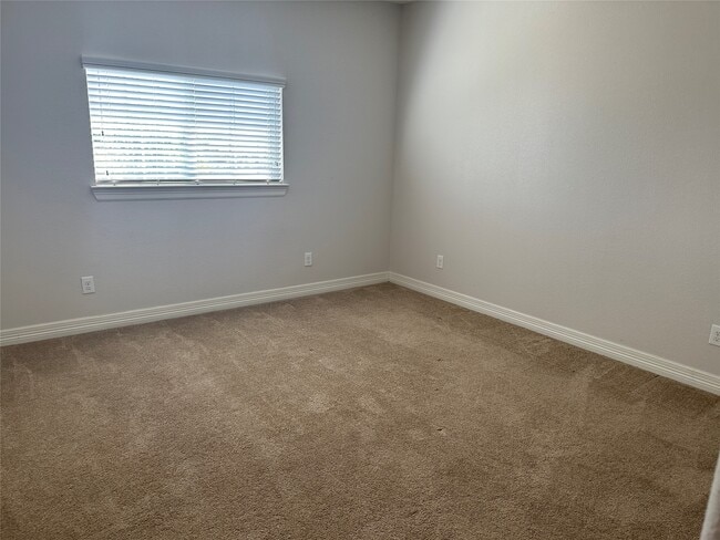 Building Photo - 28 W Oaks Dr