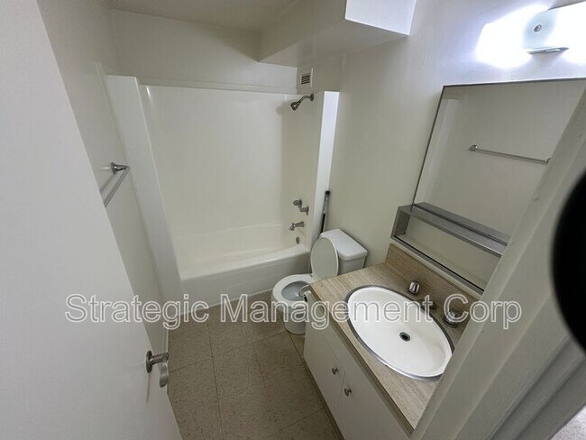 Building Photo - 1301 Lusitana St