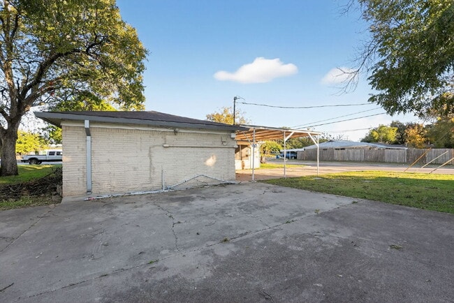 Building Photo - Charming 3-Bedroom Home on a Corner Lot in Fort Worth!
