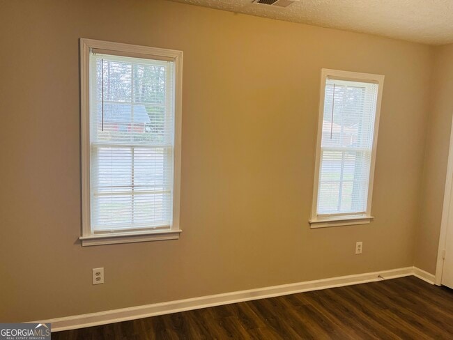 Building Photo - 12 Fredda Ln