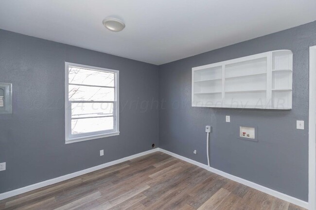 Building Photo - Adorable 3/1 unfinished basement Tenant pa...