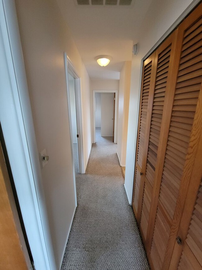 Building Photo - 4 bed, 2 bath, 2 car garage