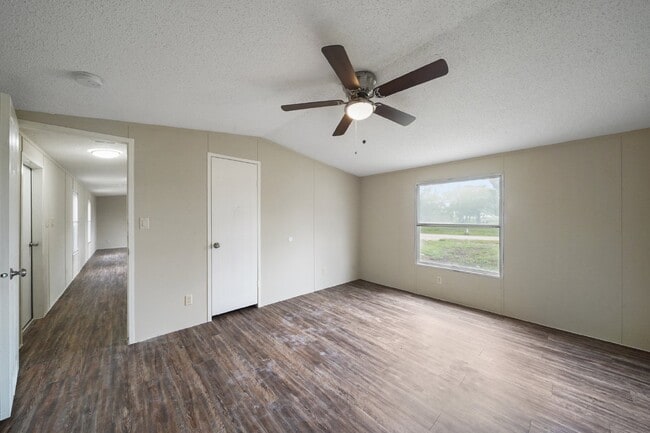 Building Photo - Charming 3-Bed, 2-Bath Retreat on Country Oaks Street, Brazoria!