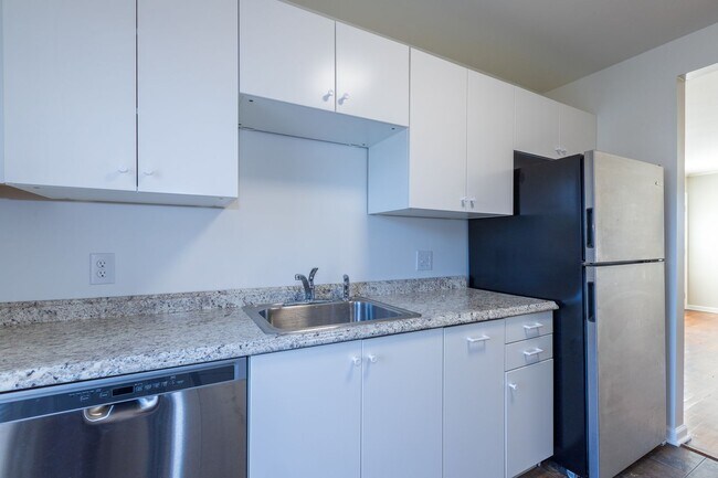 Building Photo - Beautiful Brookside duplex unit - NO PETS