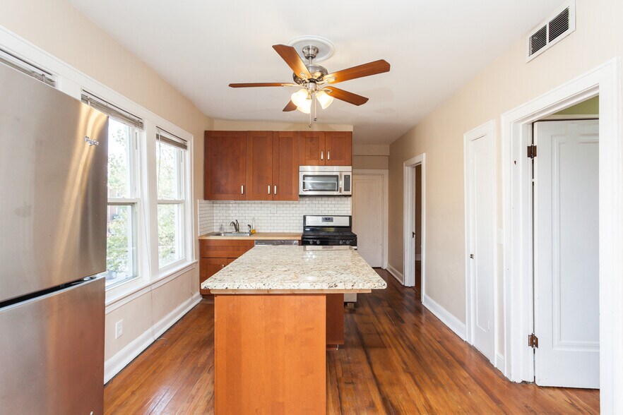 Building Photo - 2459 N Ashland Ave