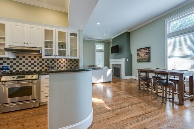 Building Photo - 2624 Thomas Ave