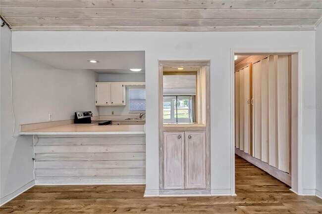 Building Photo - 1236 Villa Ln