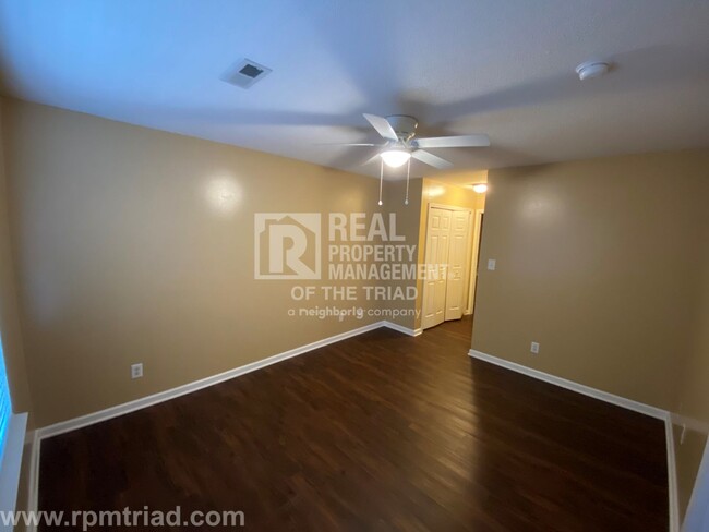 Building Photo - *Move In Special* Spacious 3BR/2.5BA End U...