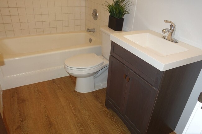 Building Photo - 2 bedroom, 1 bath, 2 parking in Waikalani Woodlands