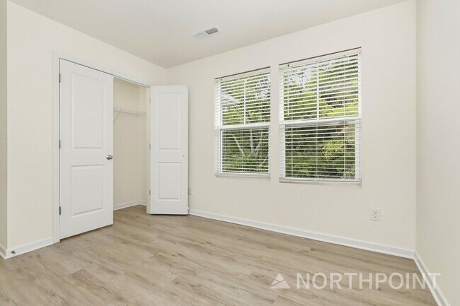 Building Photo - 3-Bedroom, 2.5 Bath Home for Rent in Winston-Salem, NC | Attached 1-Car Garage & Modern Kitchen