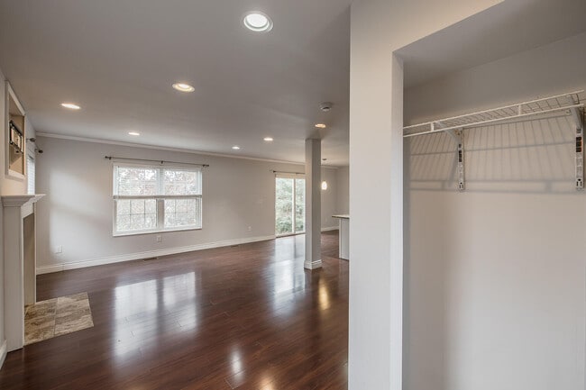 Building Photo - 324 Stratford Ln