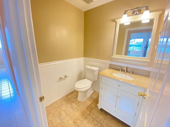 Building Photo - 3708 Molona Dr