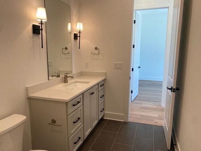 Building Photo - 4 Bed 3 Bath - 4 Min from Downtown - LAWN CARE INCLUDED