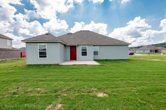 Building Photo - 4BR Home w/Fenced Yard