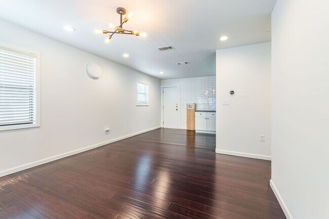Building Photo - Charming & Updated Mid-Century 3 Bed/1 Bath in East Austin!