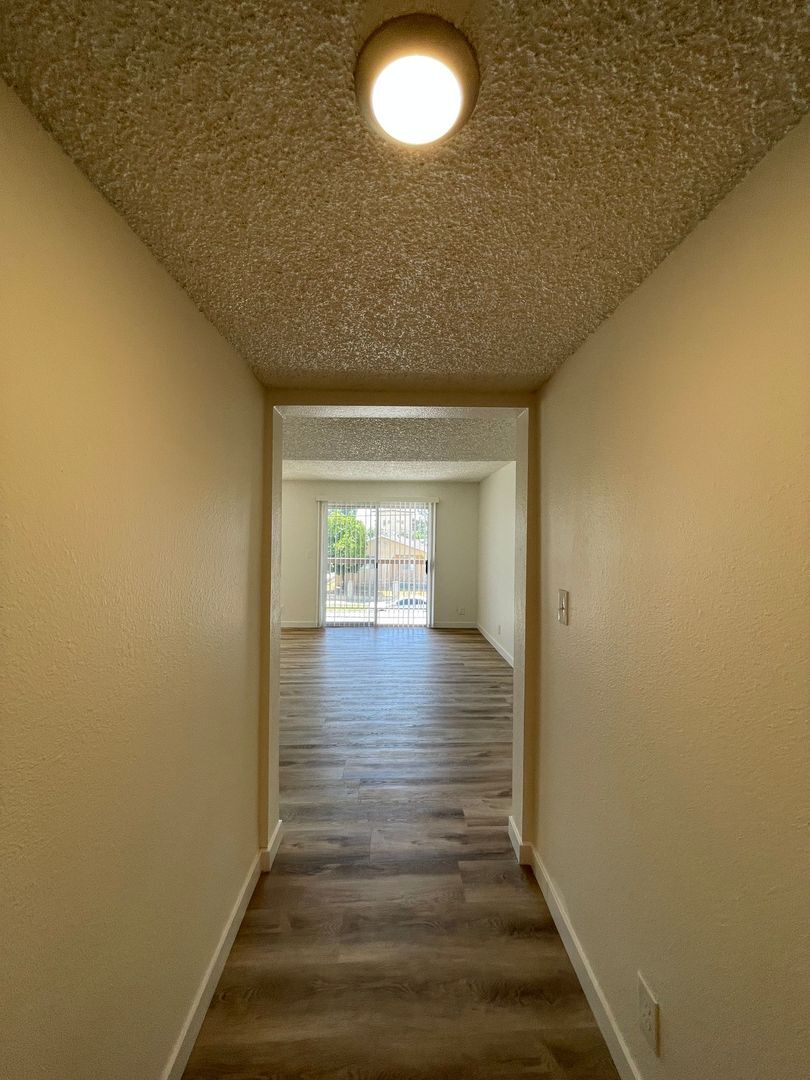 Building Photo - 221 W Elm Ave