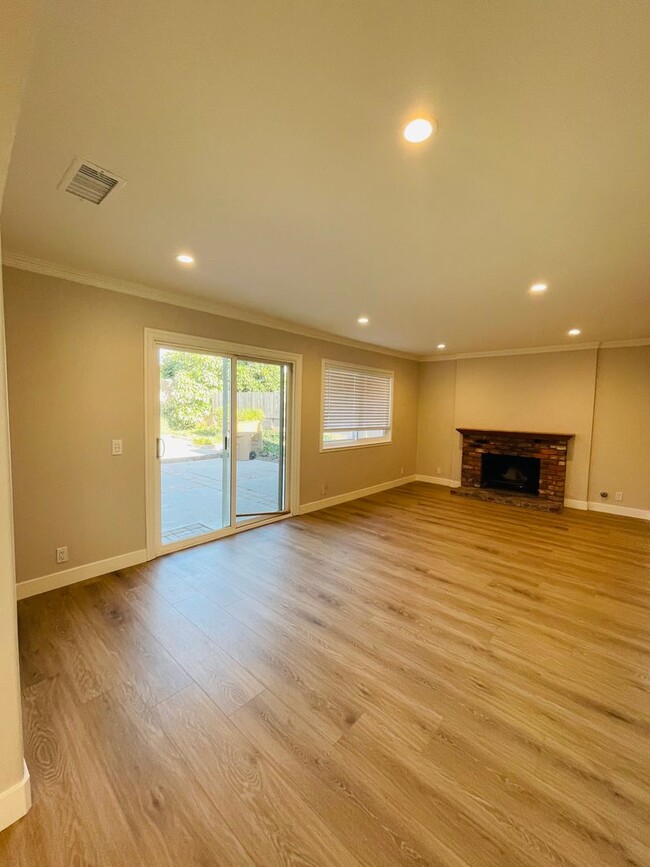 Building Photo - Amazing renovated 4 bedroom 2 full bath si...