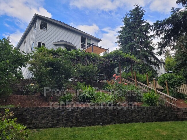 Building Photo - 7533 SW Applegate Dr