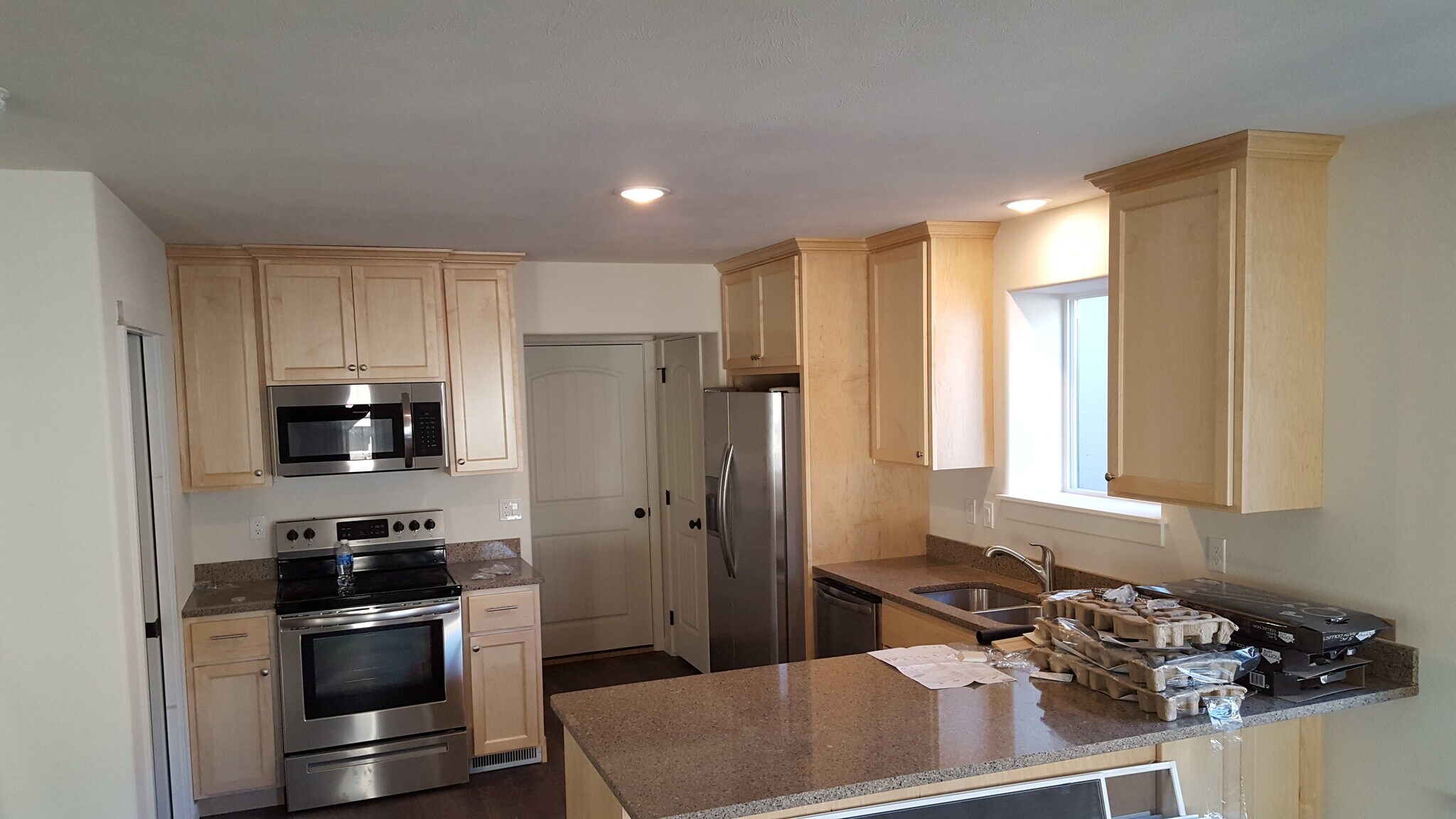 Beautiful kitchen, bar area with new stainless steel appliances, and a dishwasher. There is even granite countertops - 1121 Sundial Ln