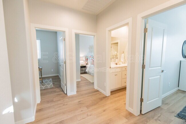 Building Photo - 3726 E Flower St