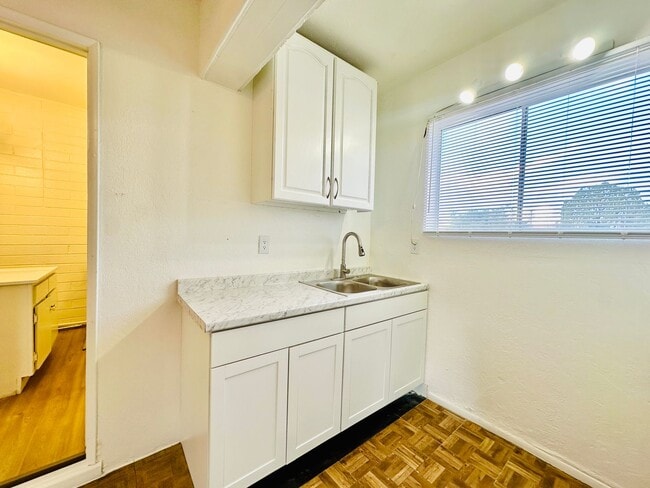 Building Photo - RogerRd237-243