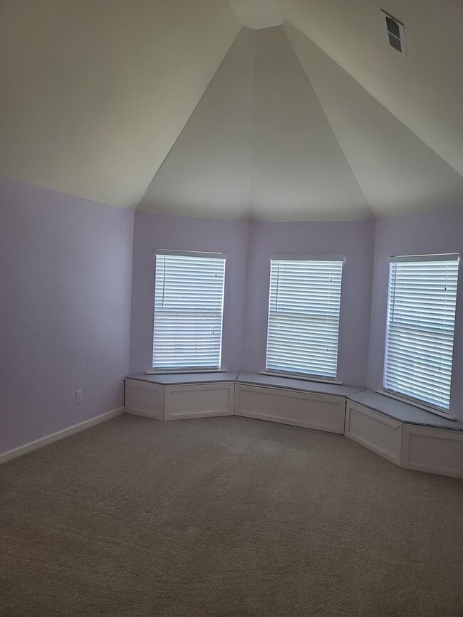 Building Photo - Breathtaking 4 Bedroom Home in Highgrove a...