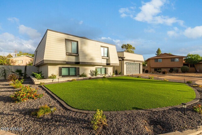 Primary Photo - 429 E Greenway Dr