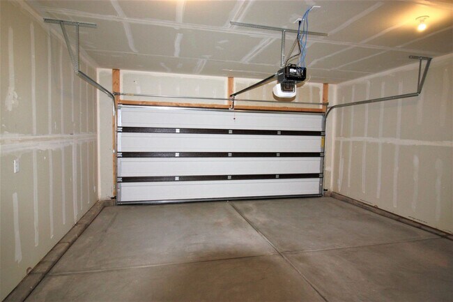 Building Photo - Brand New 3 bedroom Townhome In Cedar City...