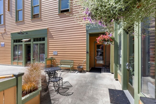 Building Photo - Charming Studio Condo For Rent Downtown Po...