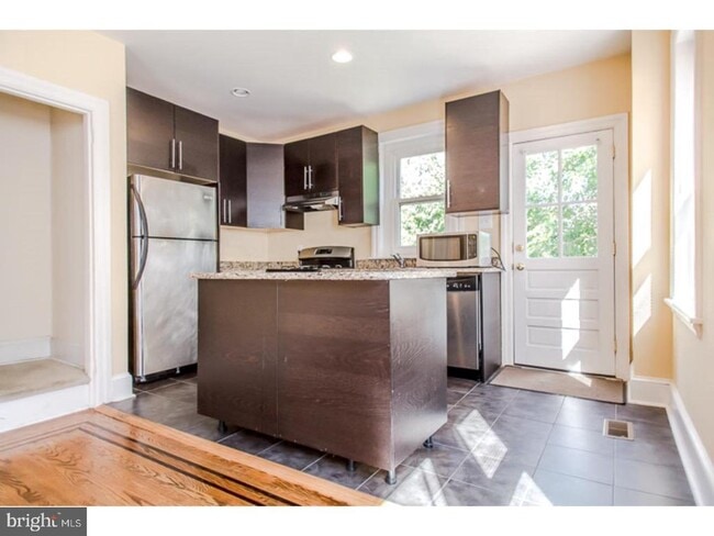 Building Photo - 476 Lyceum Ave