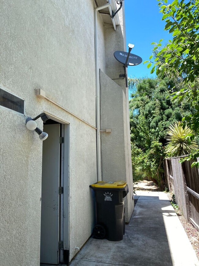 Building Photo - Two Story, Three Bedrooms, Two And A Half Bathrooms In Brookside