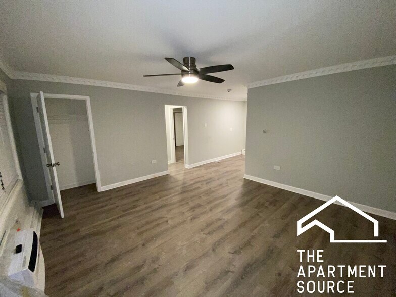 Building Photo - 1321 W Sherwin Ave